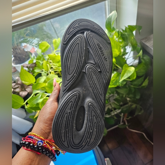 Adidas Ozelia - Picture 2 of 2